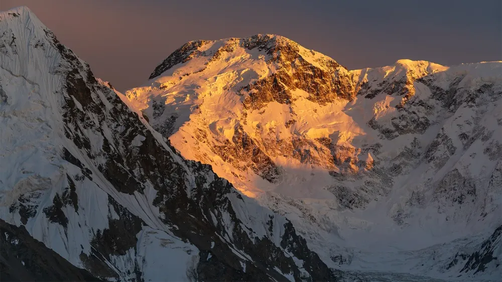 Jengish_Chokusu_(Victory_Peak,_Pik_Pobeda),_Southern_Inylchek_Glacier,_Tien_Shan_—_Golden_Hour