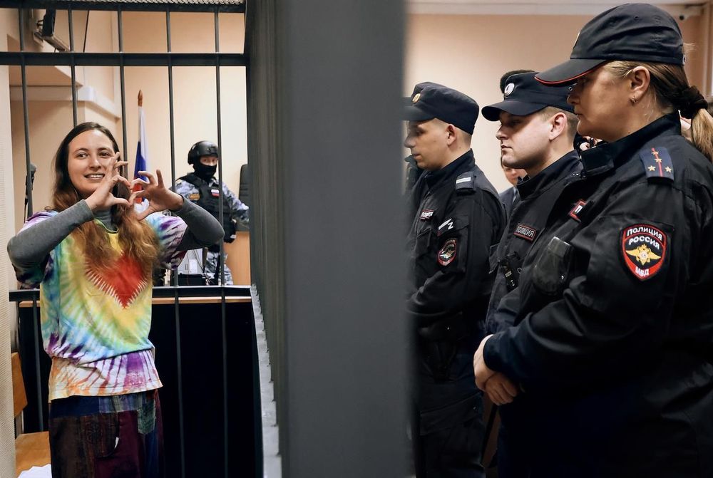 Художницу Скочиленко приговорили к семи годам колонии за антивоенные ценники в "Перекрестке"