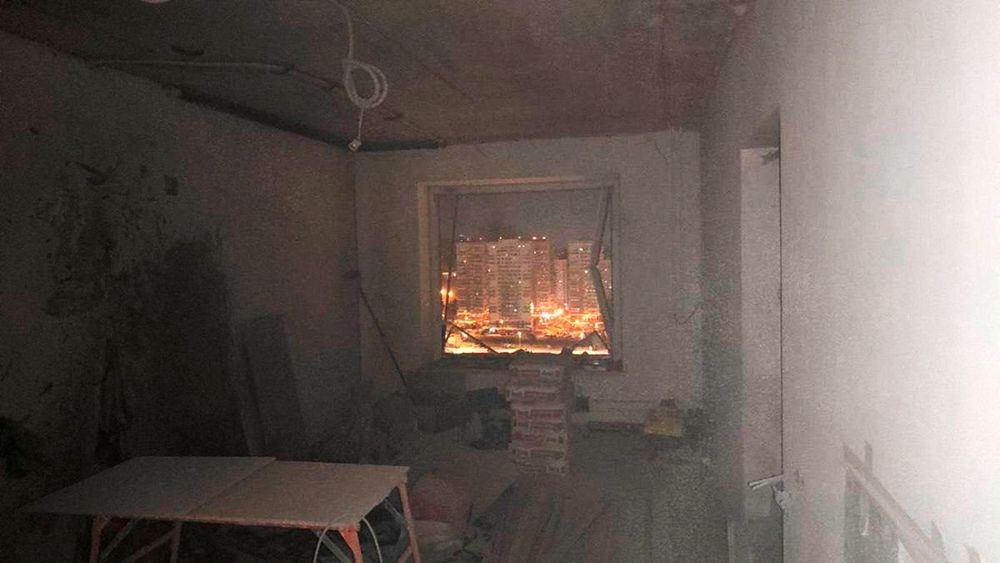 Атака дронов на Москву продолжается: обломки попали в дом, загорелись авто