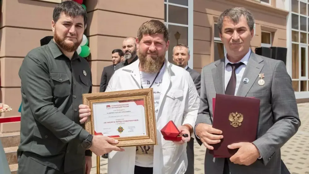 Кадырову вручили орден «За заслуги перед стоматологией»