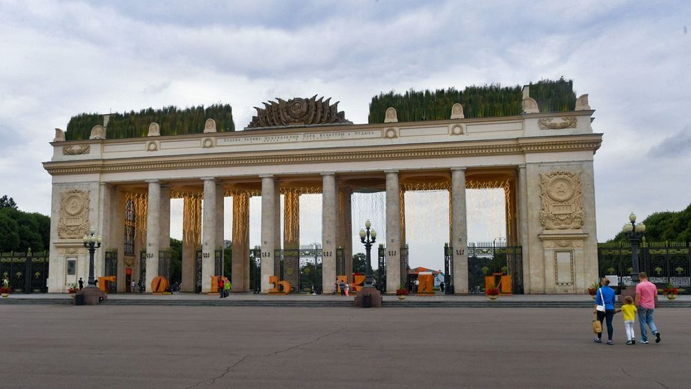 Арт-инсталляция "Время вперед" в Парке Горького