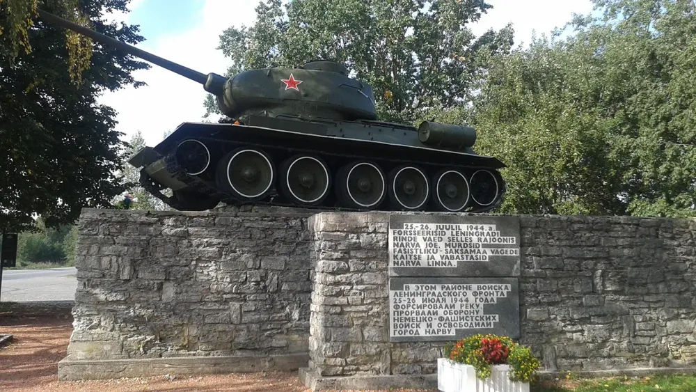 Russian(Soviet)_war_memorial_in_Narva