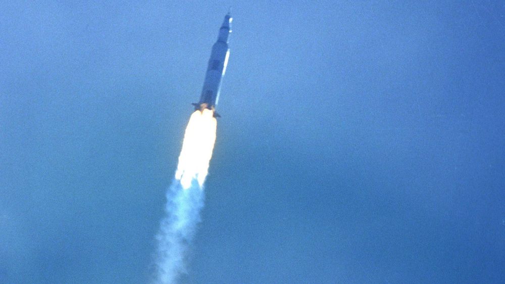 Старт пилотируемого космического корабля "Аполлон-11" к Луне