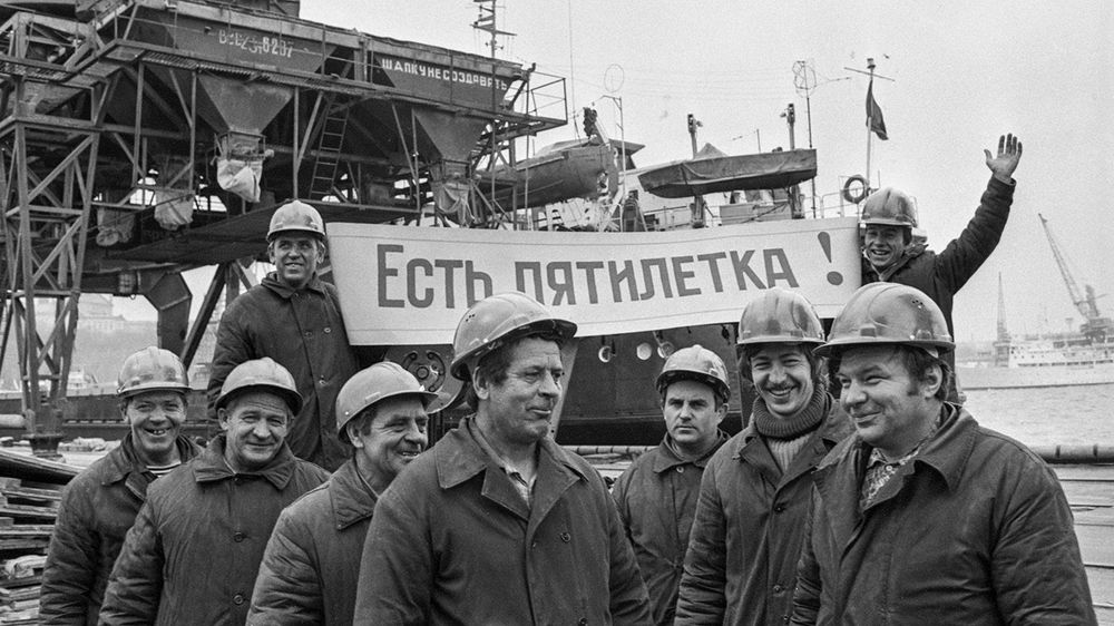 Ѕригада докеров-механизаторов из ќдесского ордена Ћенина