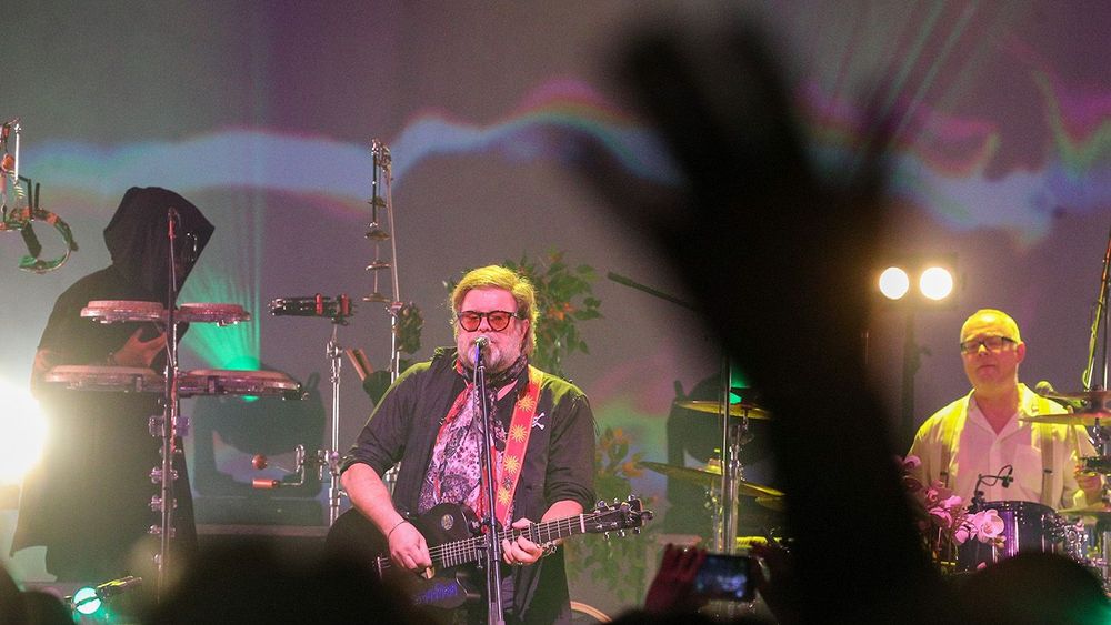 Aquarium rock band gives concert