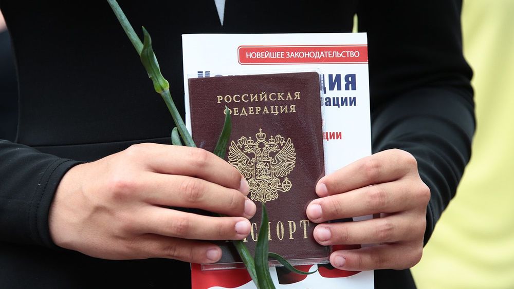 Вручение российских паспортов школьникам Севастополя
