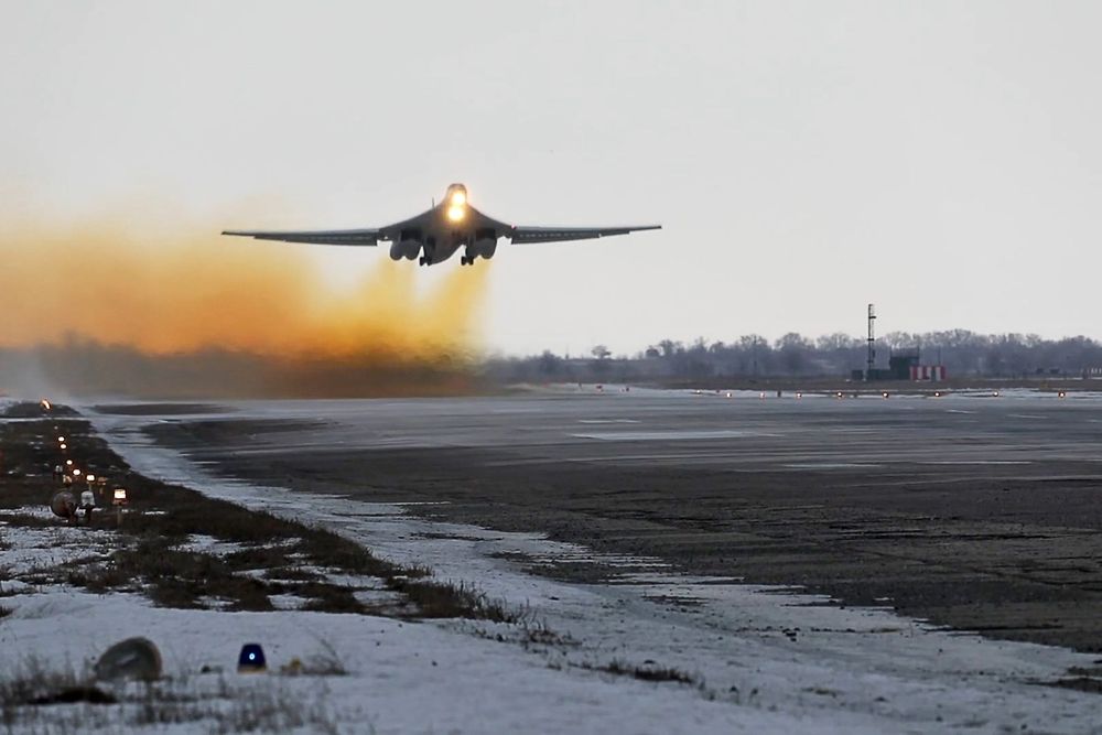 Tupolev Tu-160 heavy bombers perform flights in Saratov Region