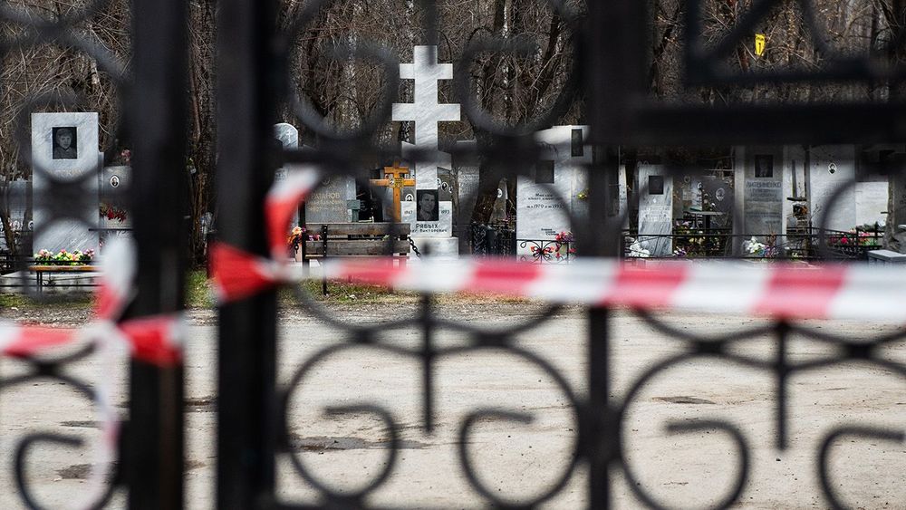 Кладбища города во время Радоницы. Екатеринбург