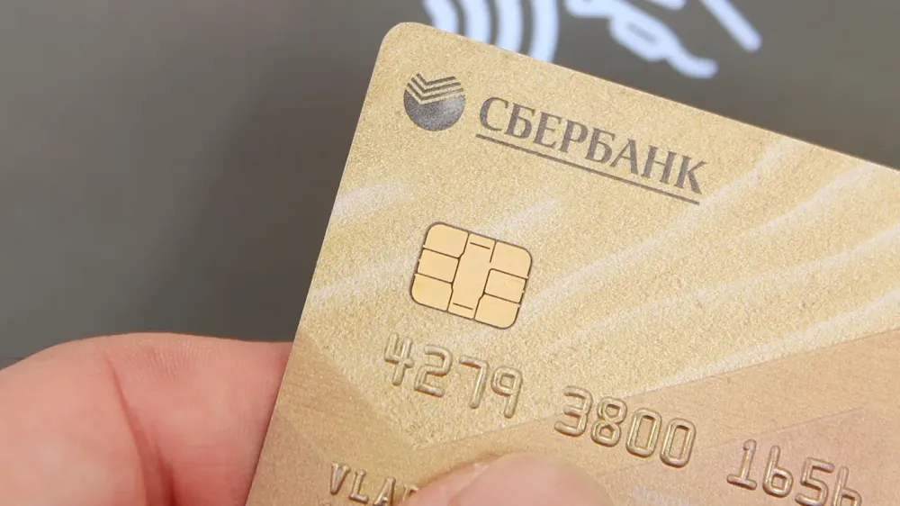 "Гудбай, прощай". На Алтае режут карты "Сбера" после стычки Грефа с таксистами