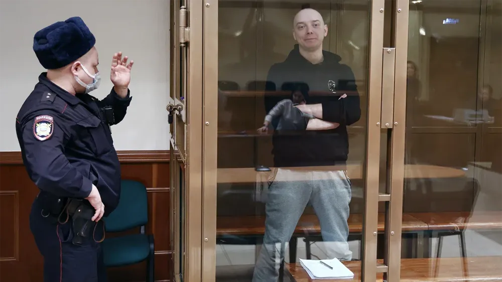 Журналиста Ивана Сафронова приговорили к 22 годам колонии по делу о госизмене