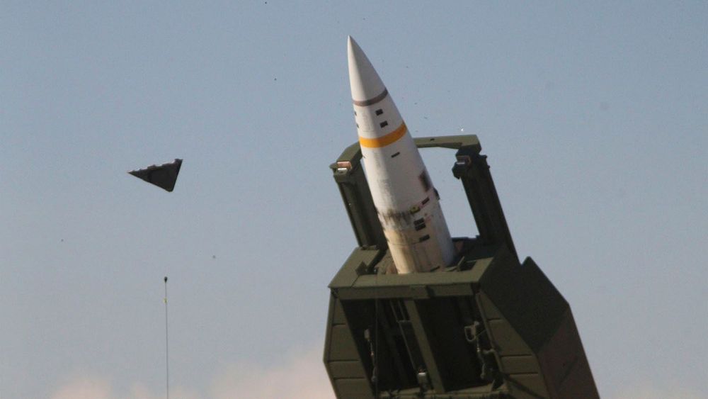 Реактивная система залпового огня M270 с ракетами ATACMS