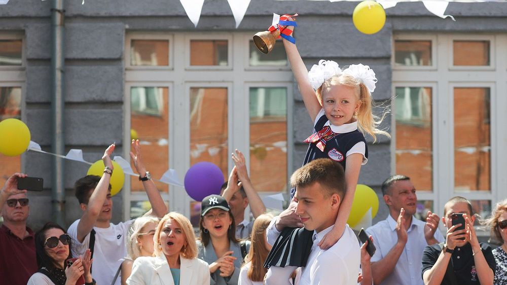Secondary school graduates celebrate end of school in Novosibirsk