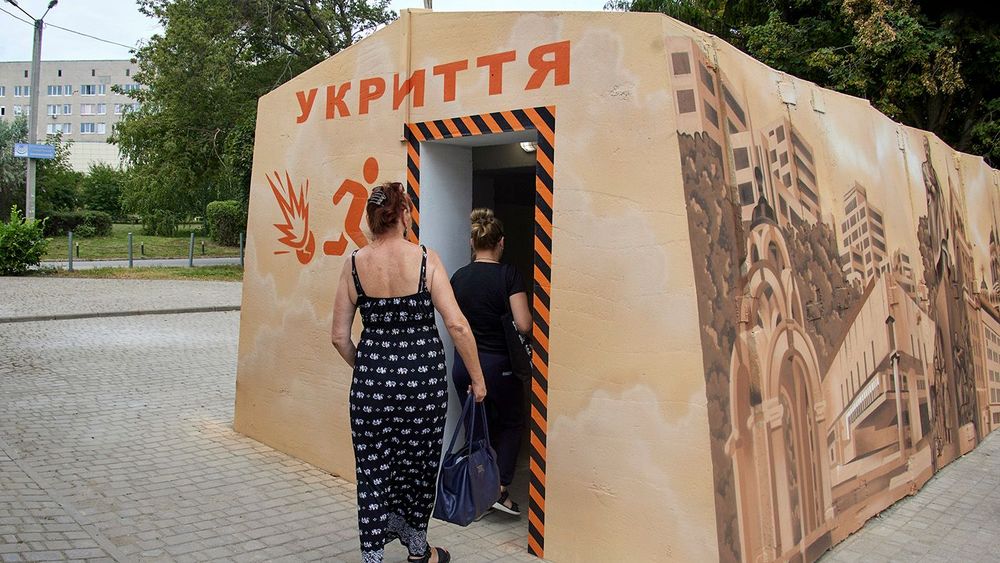 Первое мобильное бомбоубежище установили на одной из автобусных остановок в Харькове