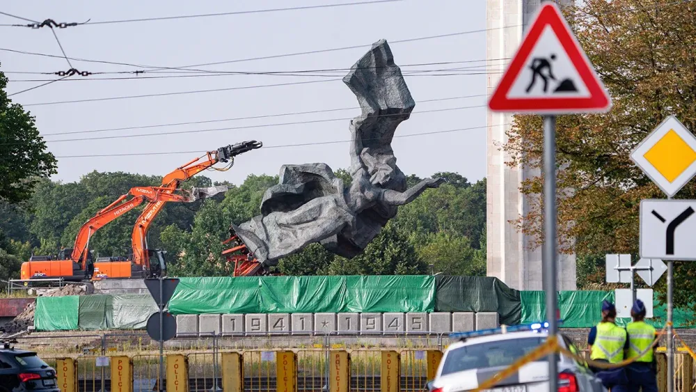 Российское посольство в Латвии выдаст визы местным жителям, задержанным за защиту советского памятника