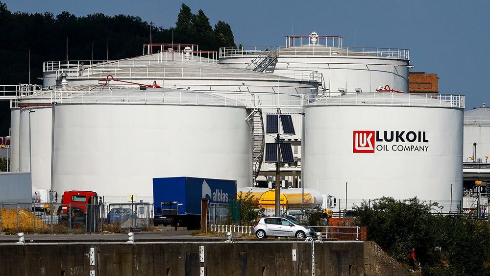 Нефтяные контейнеры "Лукойл" у штаб-квартиры компании в Брюсселе