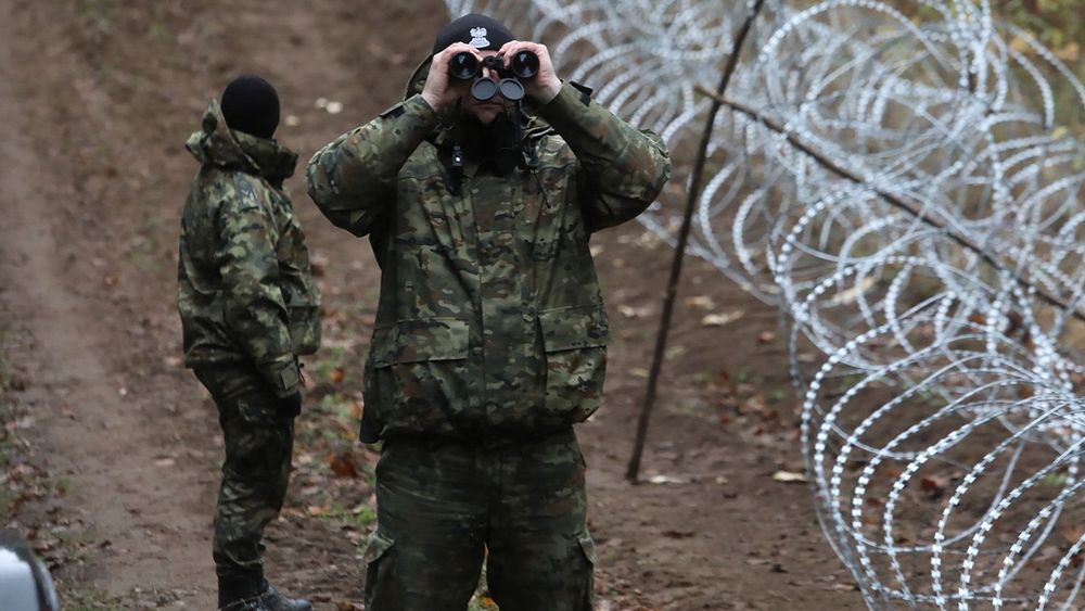 Установка заграждения из колючей проволоки польскими военнослужащими на границе с Калининградской областью России