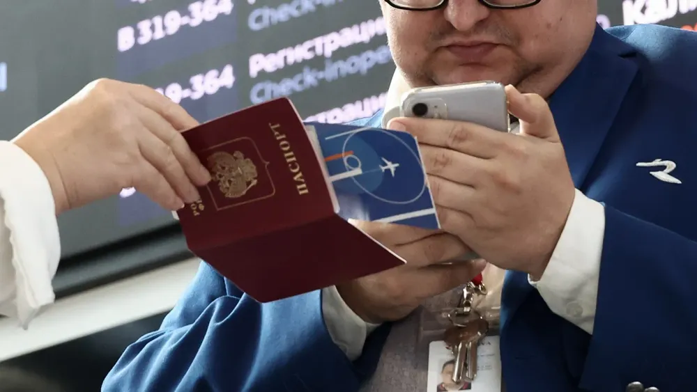 У россиян начали изымать загранпаспорта на границе из-за опечаток