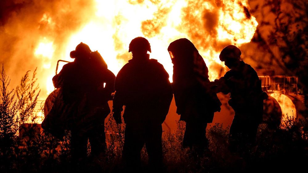 Oil depot on fire in Makeyevka, Donetsk People's Republic
