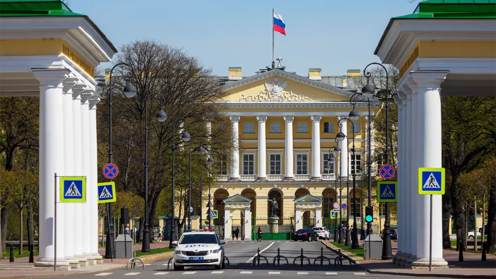 За отбор будущих чиновников в Петербурге отвечают нейросеть и робот «Геннадий»