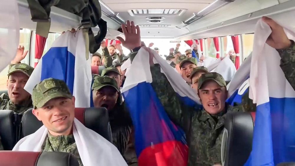 Military personnel released from Ukrainian captivity return to Russia