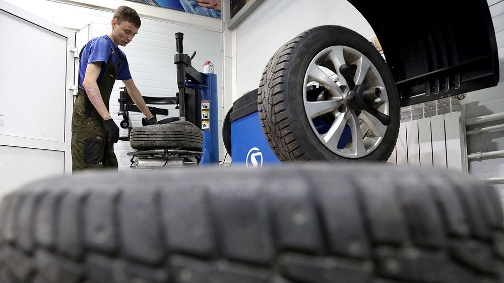 Changing car tyres before start of winter season