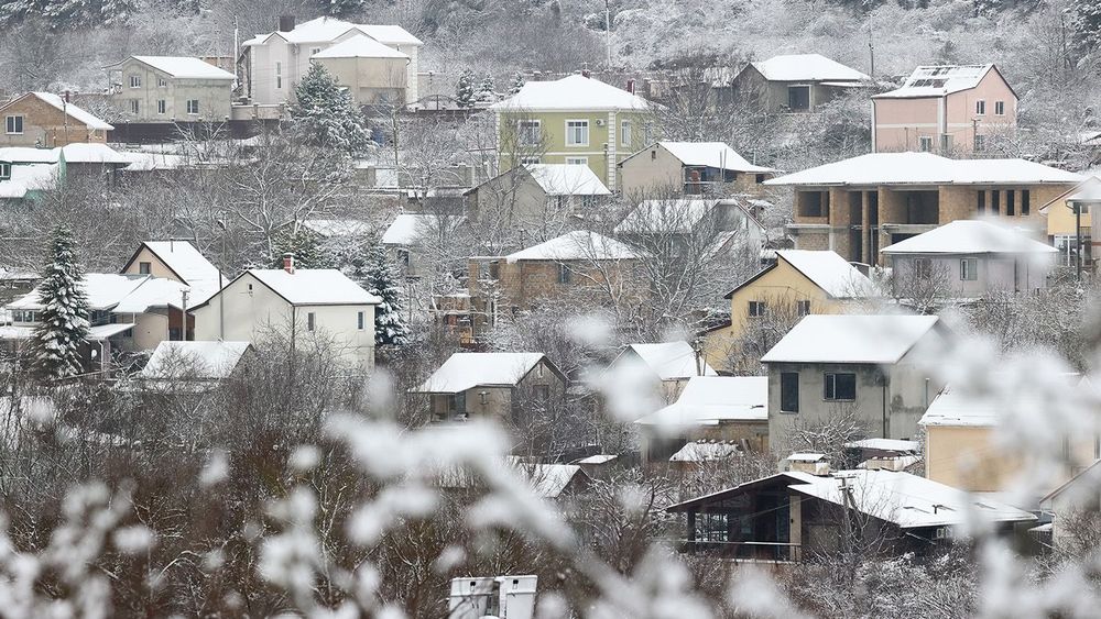 Crimea hit by snow