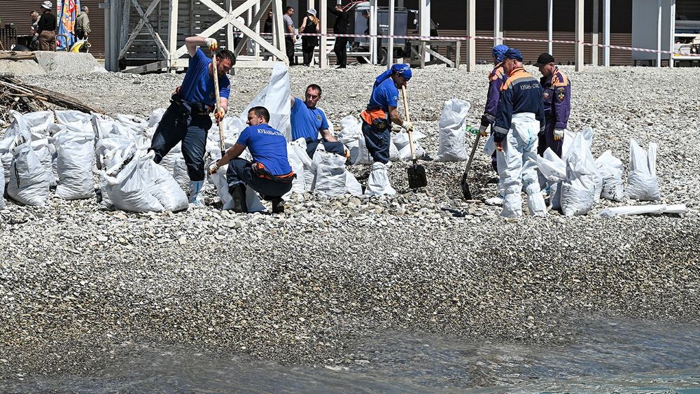 Oil spill clean-up petrol in aftermath of Tuapse drone attack