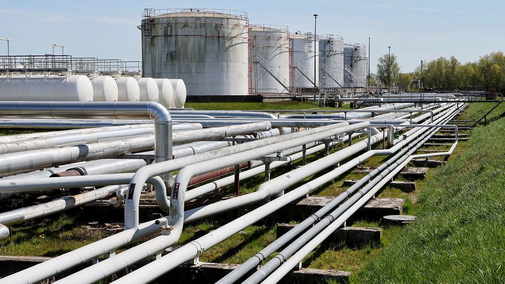 Нефтяные резервуары в порту Ростока