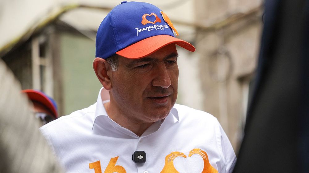 Armenia PM Pashinyan meets Yerevan residents during election campaign