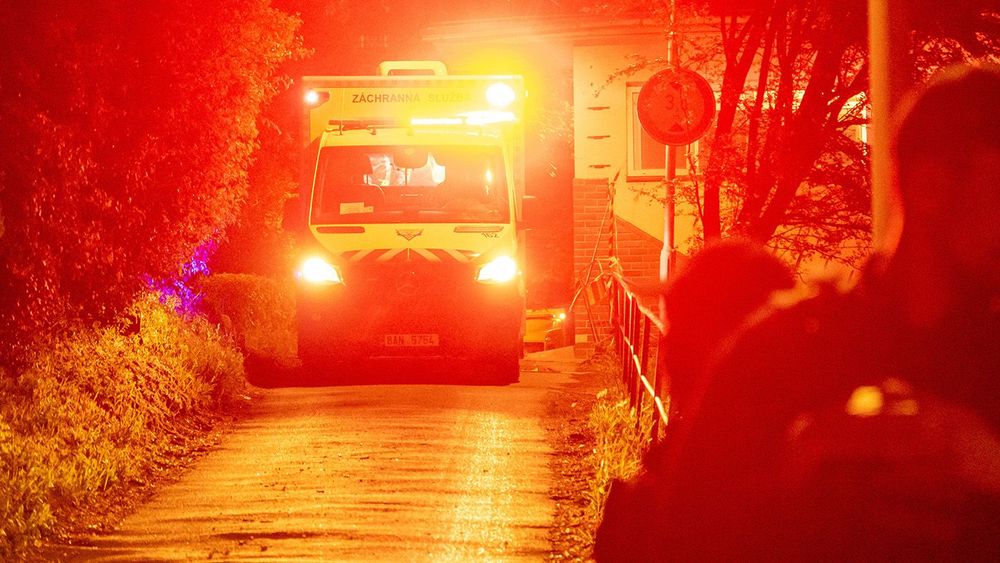 Американский врач, контактировавший с больным лихорадкой Эбола в Уганде, прибыл на лечение в Прагу