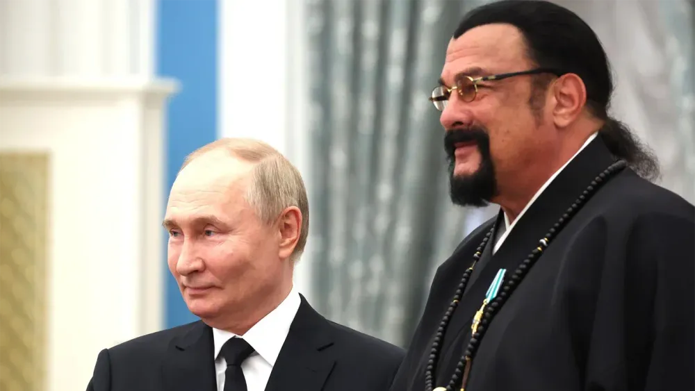 Стивен Сигал получил от Путина Орден Дружбы и назвал Запад "монстром"