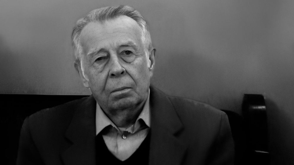 умер