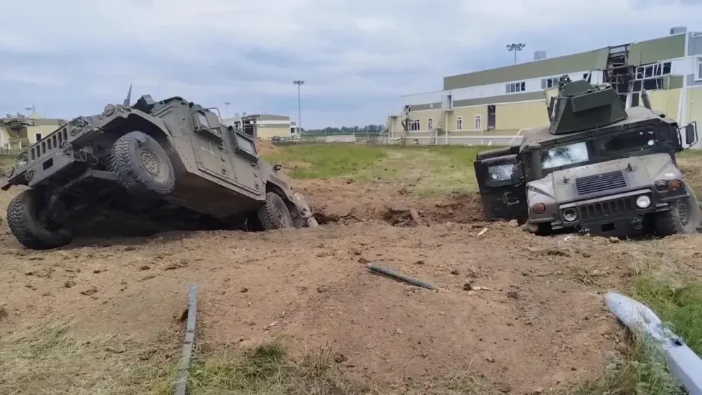 unichtozhennye_broneavtomobili_hmmwv_m1151a1_ryadom_s_kpp_grajvoron
