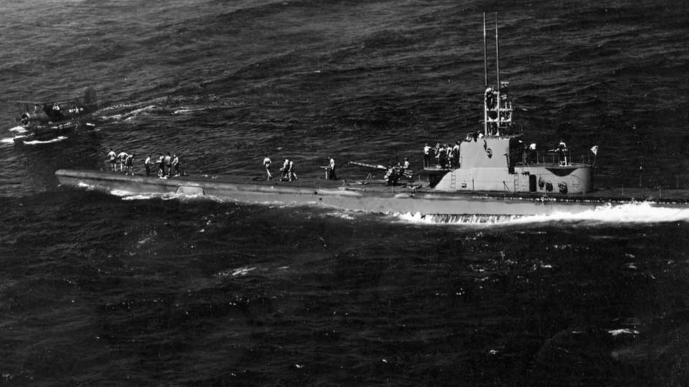 USS_Harder_(SS-257)_rescueing_pilot_at_Woleai_1944