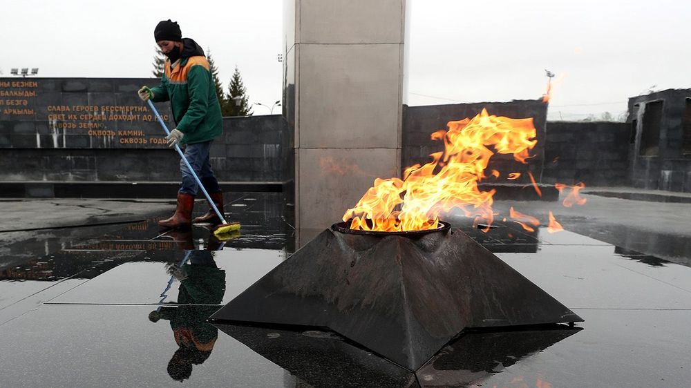Cleaning memorial complex in Kazan