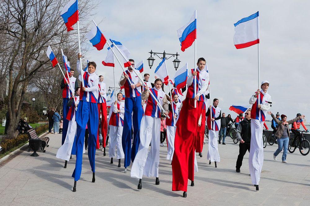 Local theatre attempts 10km long stilt walk for Russian Book of Records in Yevpatoria
