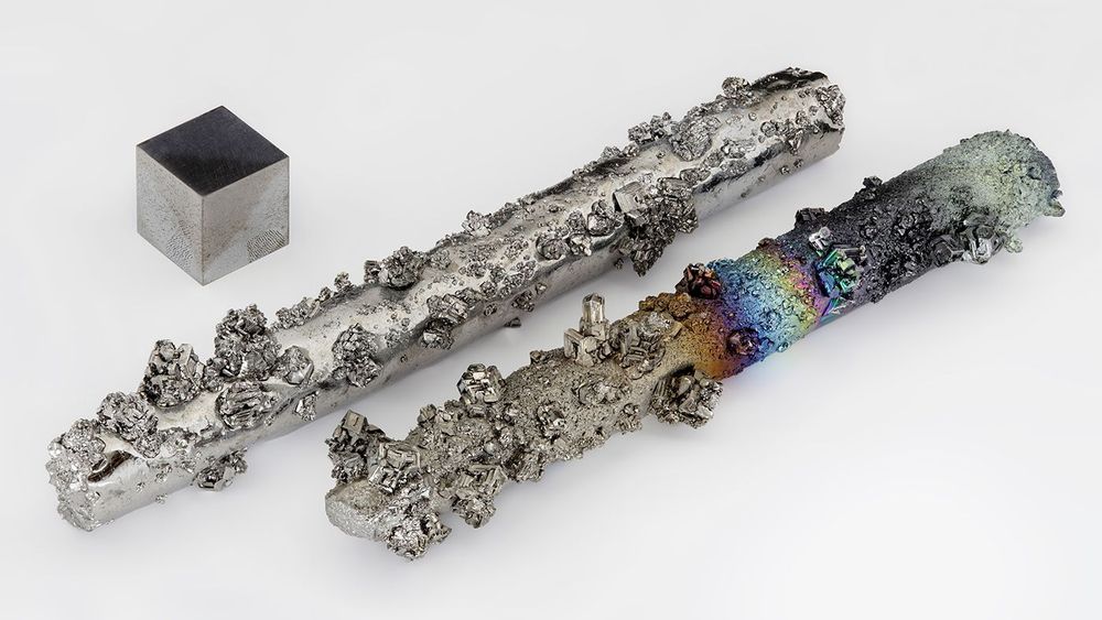 Wolfram_evaporated_crystals_and_1cm3_cube