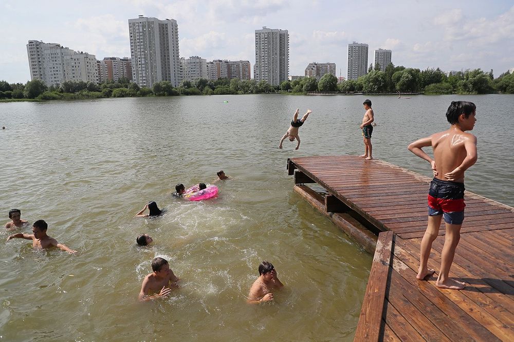 People enjoy a hot day in Moscow