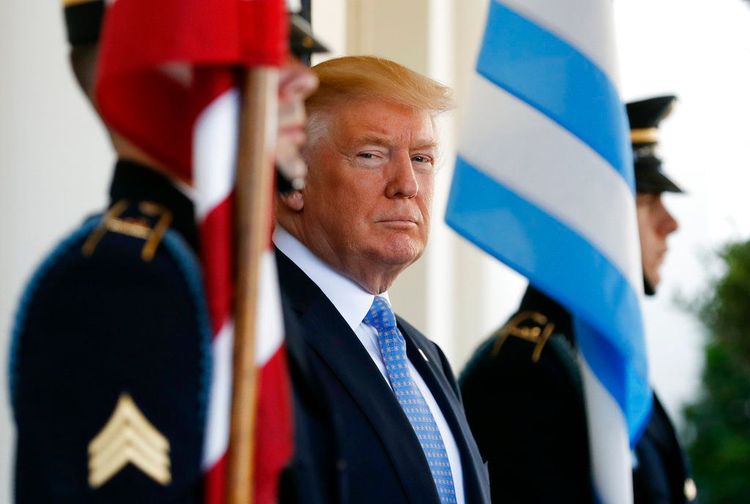 Счет на $100 тысяч: Трамп обсуждает отставку посла США в Греции после скандала