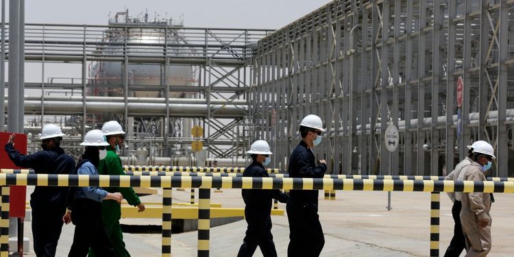 Аэропорт и нефтепромысел под ударом: США приказали дипломатам покинуть Саудовскую Аравию