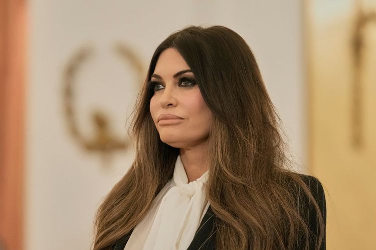 Посол США в Греции просила спонсора Трампа тайно погасить ее долг в $100 000