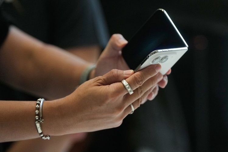 Apple за несколько минут распродала iPhone Duo до 2027 года