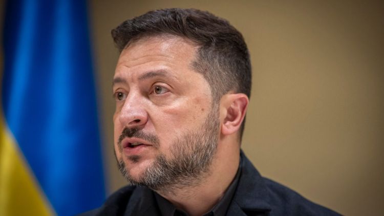 Зеленский попросил сенаторов повлиять на Трампа из-за разведданных и оружия