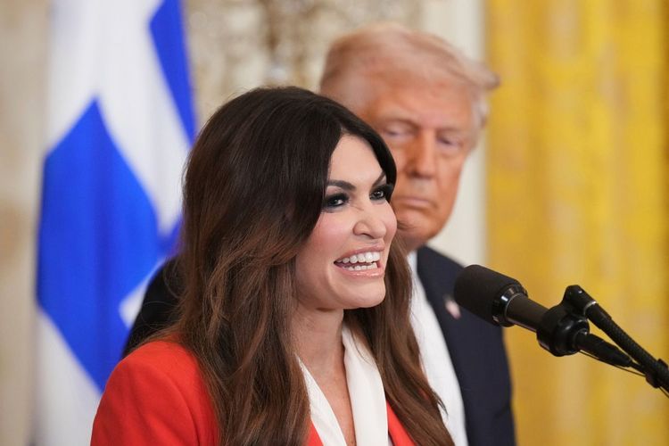 NYT: «Посол-тусовщица» — как бывшая невеста Трампа-младшего покорила Грецию и лишилась госдолжности из-за долга по кредитке