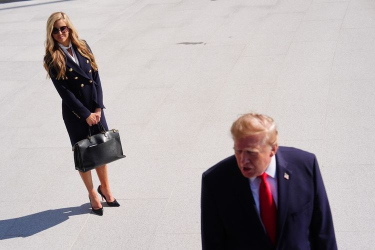 Спутала мужа с Трампом: к новому пресс-секретарю Белого дома возникли вопросы