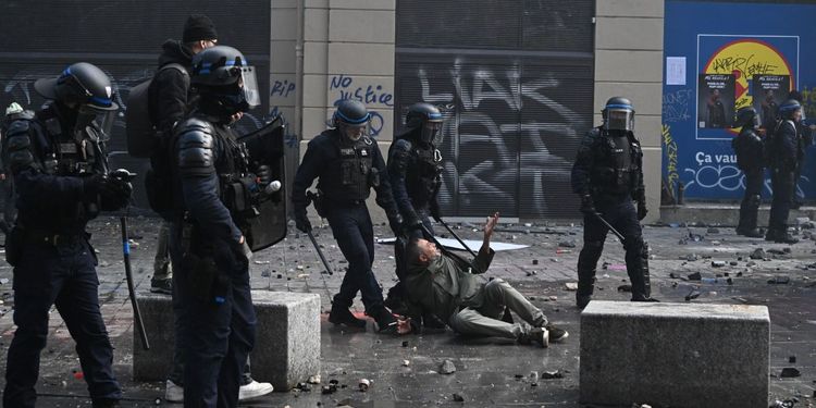 Во Франции завели более 80 дел о полицейском насилии во время протестов