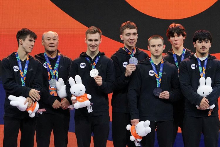 Российские гимнасты взяли серебро на чемпионате мира и выиграли путевки на Олимпиаду