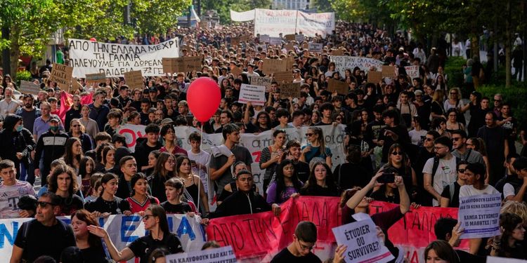 «Франция показывает путь»: масштабные протесты начались в городах Греции
