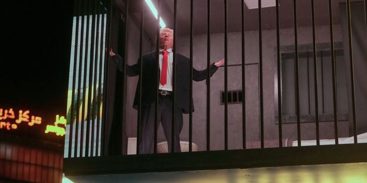 В Тегеране «посадили» Трампа в тюрьму: его двойник танцевал и угрожал прохожим