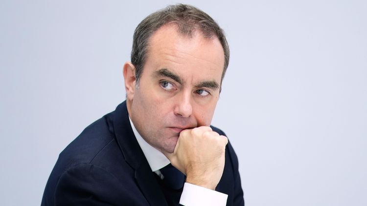 Премьер Франции поручил операторам подготовиться к блокировке соцсетей из-за протестов